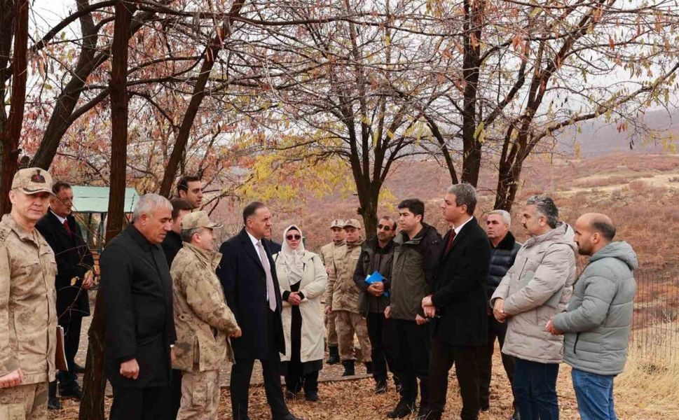 Vali Usta, 33 er şehitler anıtında incelemelerde bulundu